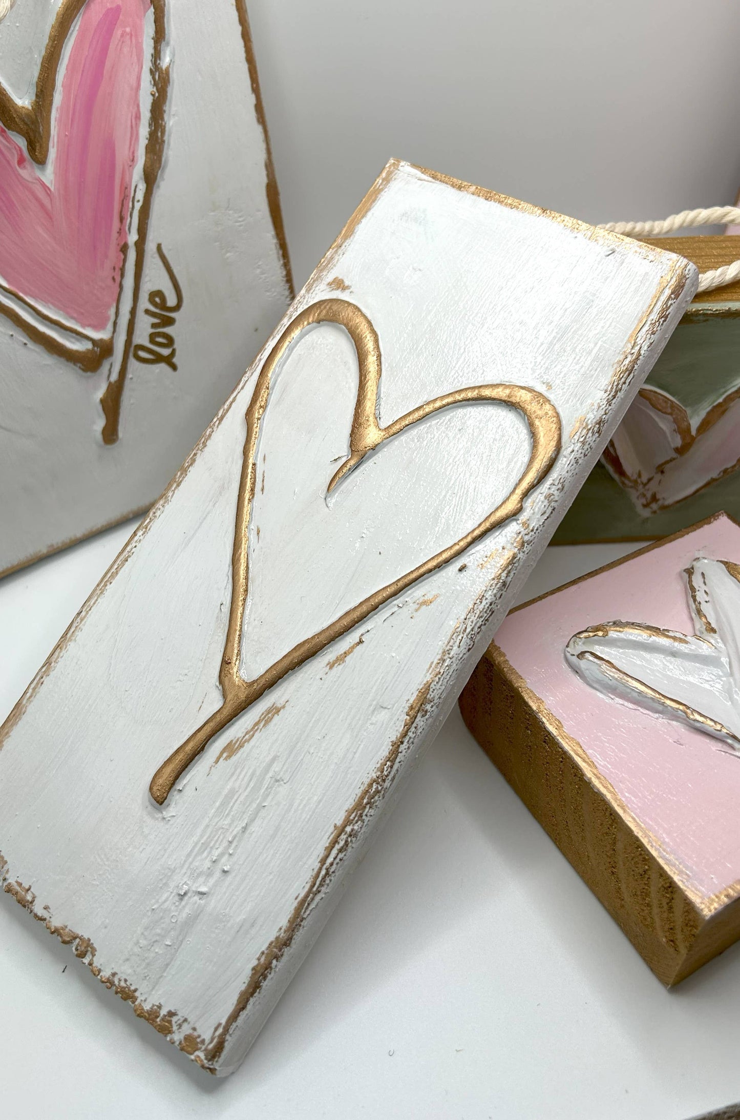 Le Menagerie - Heart on a string | valentine | white and gold | panel