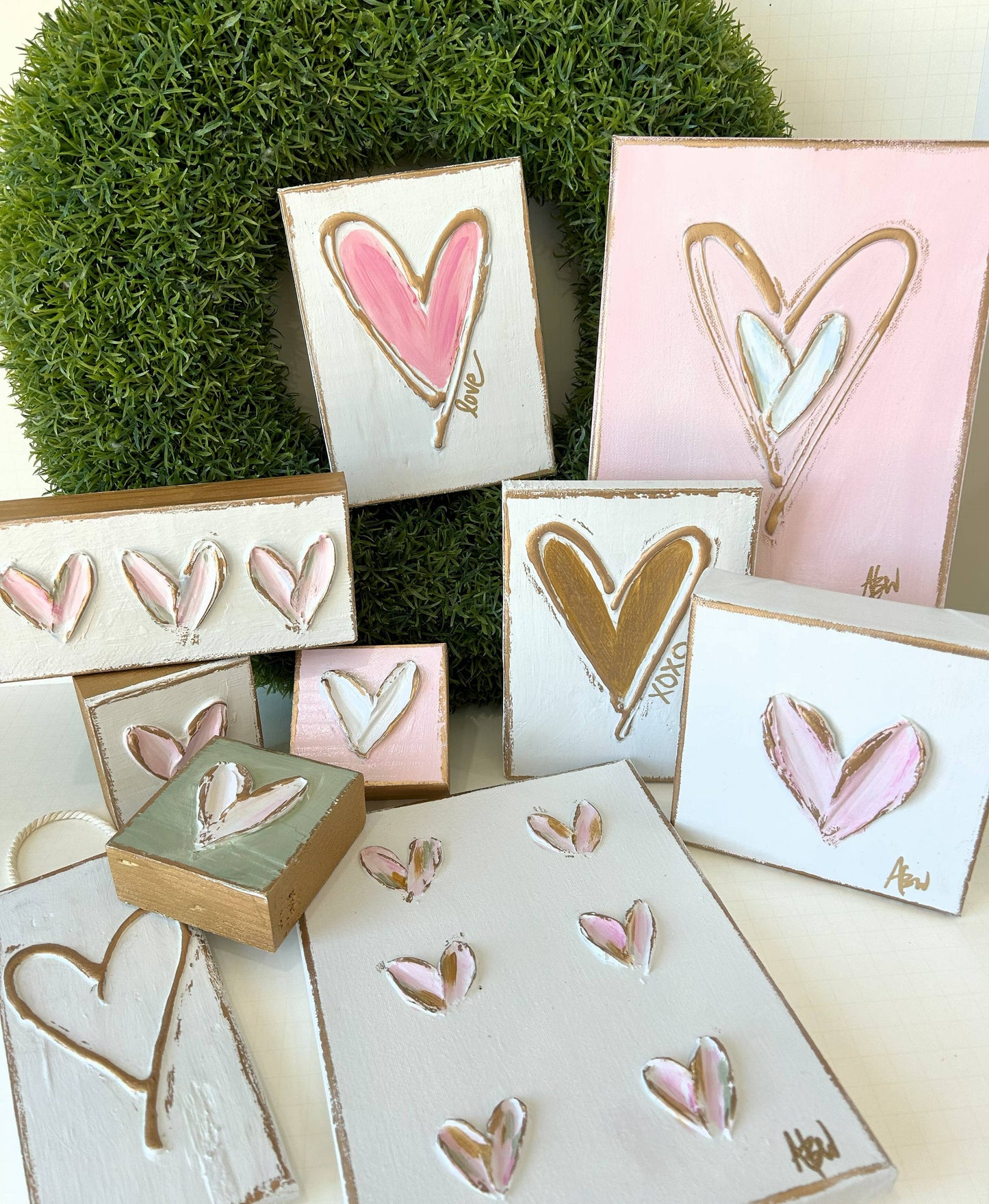 Le Menagerie - Heart on a string | valentine | white and gold | panel