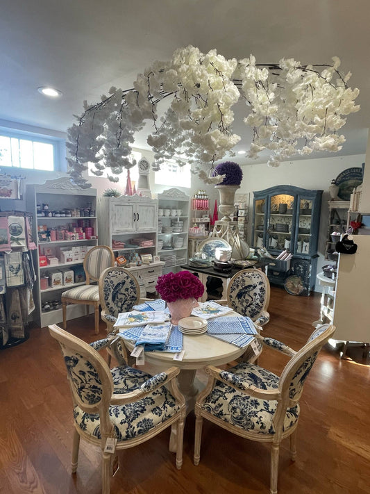 Le Menagerie - White Flower Chandelier